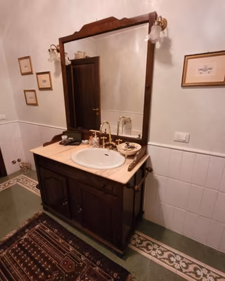 Mobile bagno in olmo massello con piano in marmo.