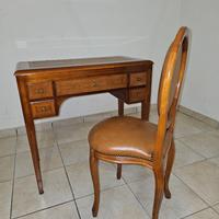 scrivania classica in legno con sedia incorporata