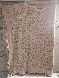 14 pezzi tra:Copriletto, tovaglie, centrini