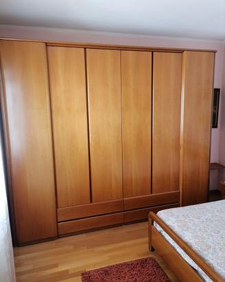 Camera da letto patronale in noce massello.