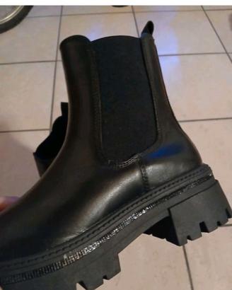 Beatles neri con tacco in gomma di 6 cm