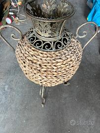 Vaso/anfora decorativa con struttura in ferro