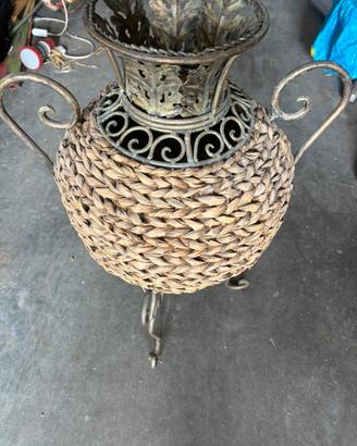 Vaso/anfora decorativa con struttura in ferro