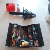 casetta degli attrezzi più attrezzi e motosega