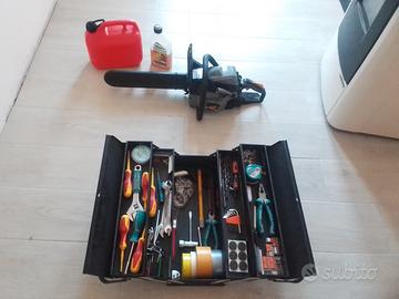 casetta degli attrezzi più attrezzi e motosega