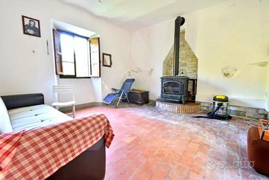 Casa indipendente con giardino disposta su tre liv