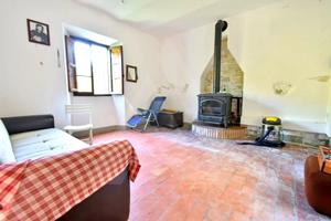 Casa indipendente con giardino disposta su tre liv