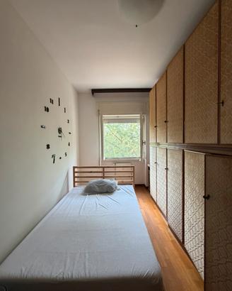 Armadio vintage in legno con ante decorate