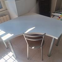 scrivania con sedia