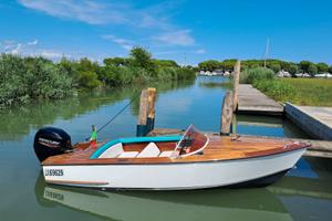 Motoscafo d'epoca in legno cantiere veneziano