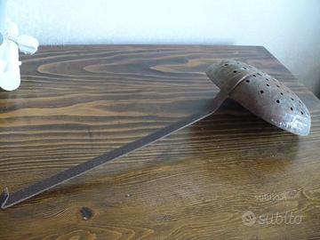 Antico mestolo in ferro battuto