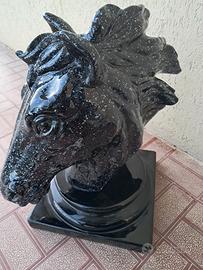 testa di cavallo nera in ceramica
