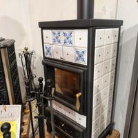 Stufa a legna in ceramica bianca e blu