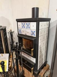 Stufa a legna in ceramica bianca e blu