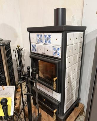 Stufa a legna in ceramica bianca e blu