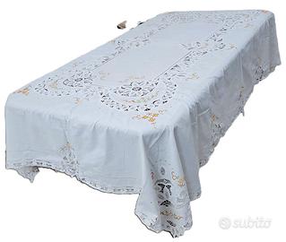 Tovaglia bianca, rett., misto lino, ricamo a mano.