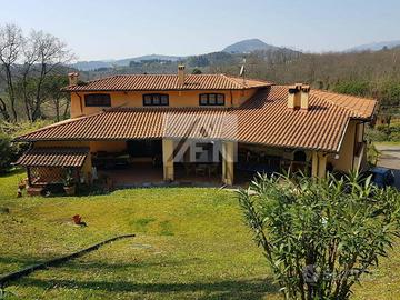 Villa di 190 m² con più di 5 locali e box auto a L