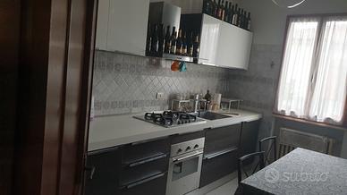 Cucina con tutti gli elettrodomestici - usata