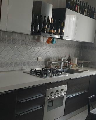 Cucina con tutti gli elettrodomestici - usata