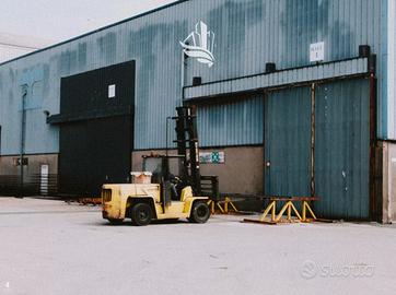 Laives: capannone con cortile