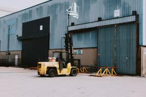 Laives: capannone con cortile