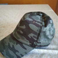 Cappellino in tessuto mimetico