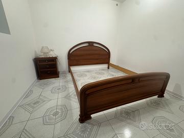 Testiera letto matrimoniale e comodino in legno