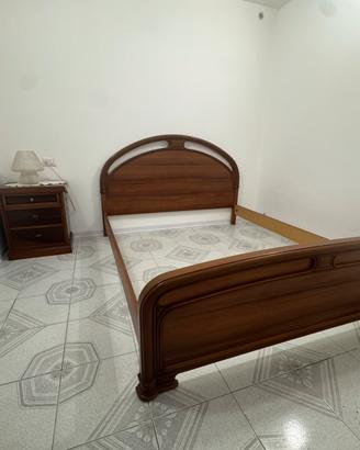 Testiera letto matrimoniale e comodino in legno