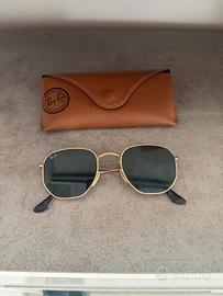 modello Ray‑Ban con montatura in metallo dorato