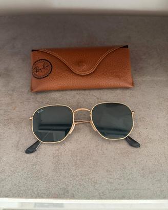 modello Ray‑Ban con montatura in metallo dorato