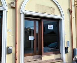 Locale fronte-strada