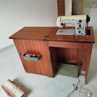 Macchina da cucire con tavolo