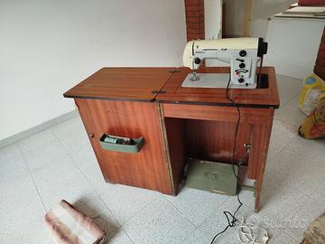 Macchina da cucire con tavolo
