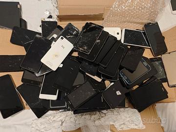 lotto di oltre 70 smartphone per ricambi