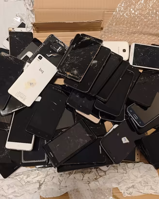 lotto di oltre 70 smartphone per ricambi