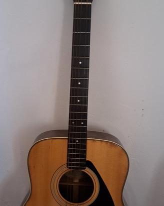 chitarra acustica Yamaha in buone condizioni