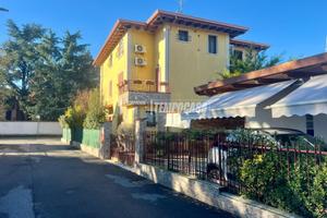 VILLA DI DUE ABITAZIONI E AREA PRIVATA IN CENTRO P