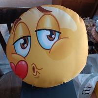 Cuscino emoticon con bacio
