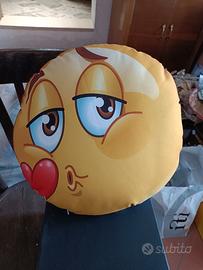 Cuscino emoticon con bacio