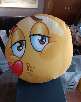 Cuscino emoticon con bacio