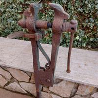 Morsa da banco antica a gambo modello pesante