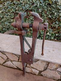 Morsa da banco antica a gambo modello pesante