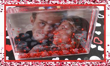 Cornice con cuoricini rossi