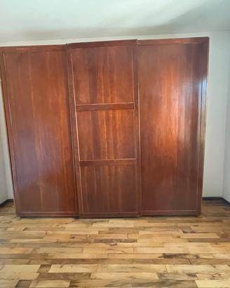 Armadio in legno scorrevole
