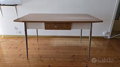 Tavolo e sedie con piedi in ferro anni 90'