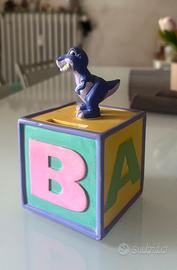 Salvadanaio con piccolo dinosauro