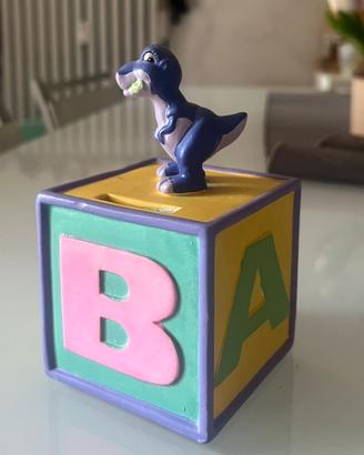 Salvadanaio con piccolo dinosauro