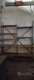 Scaffalatura in metallo