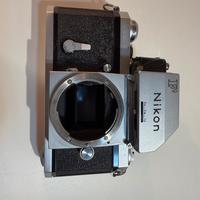 Fotocamera analogica Nikon F più accessori