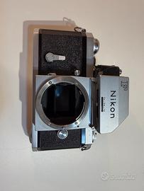Fotocamera analogica Nikon F più accessori